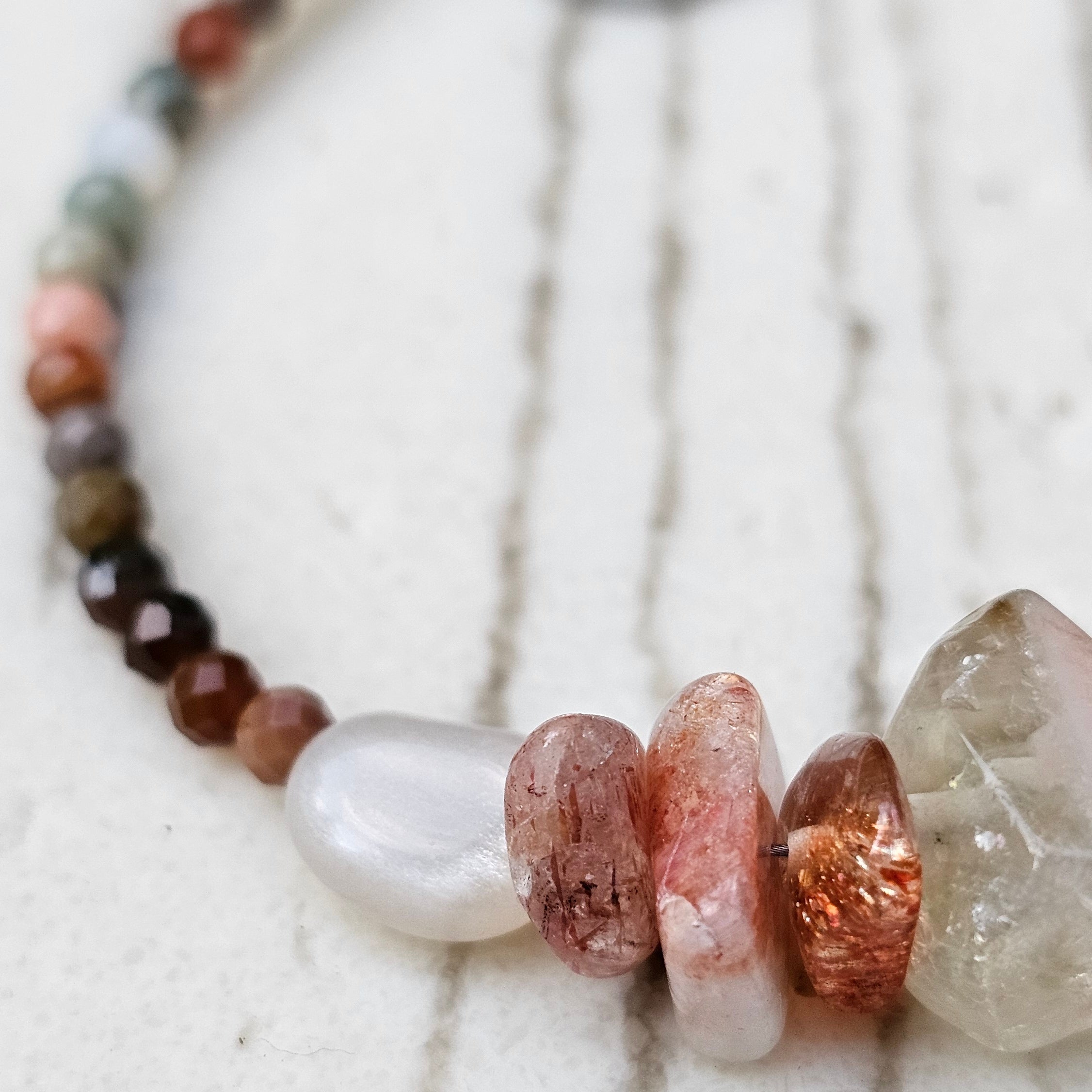 Handgefertigter Edelsteinschmuck mit Sonnenstein, Achat, Mondstein und natürlichen Perlen