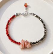 Handgefertigtes Armband mit Sonnenstein, Pyrit und rotem Achat