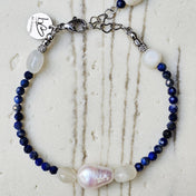 Handgefertigtes Edelstein Armband mit Lapislazuli, Mondstein und Süßwasserperlen – Sea Breeze Cobalt von BE-Youniq.