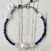 Handgefertigtes Edelstein Armband mit Lapislazuli, Mondstein und Süßwasserperlen – Sea Breeze Cobalt von BE-Youniq.