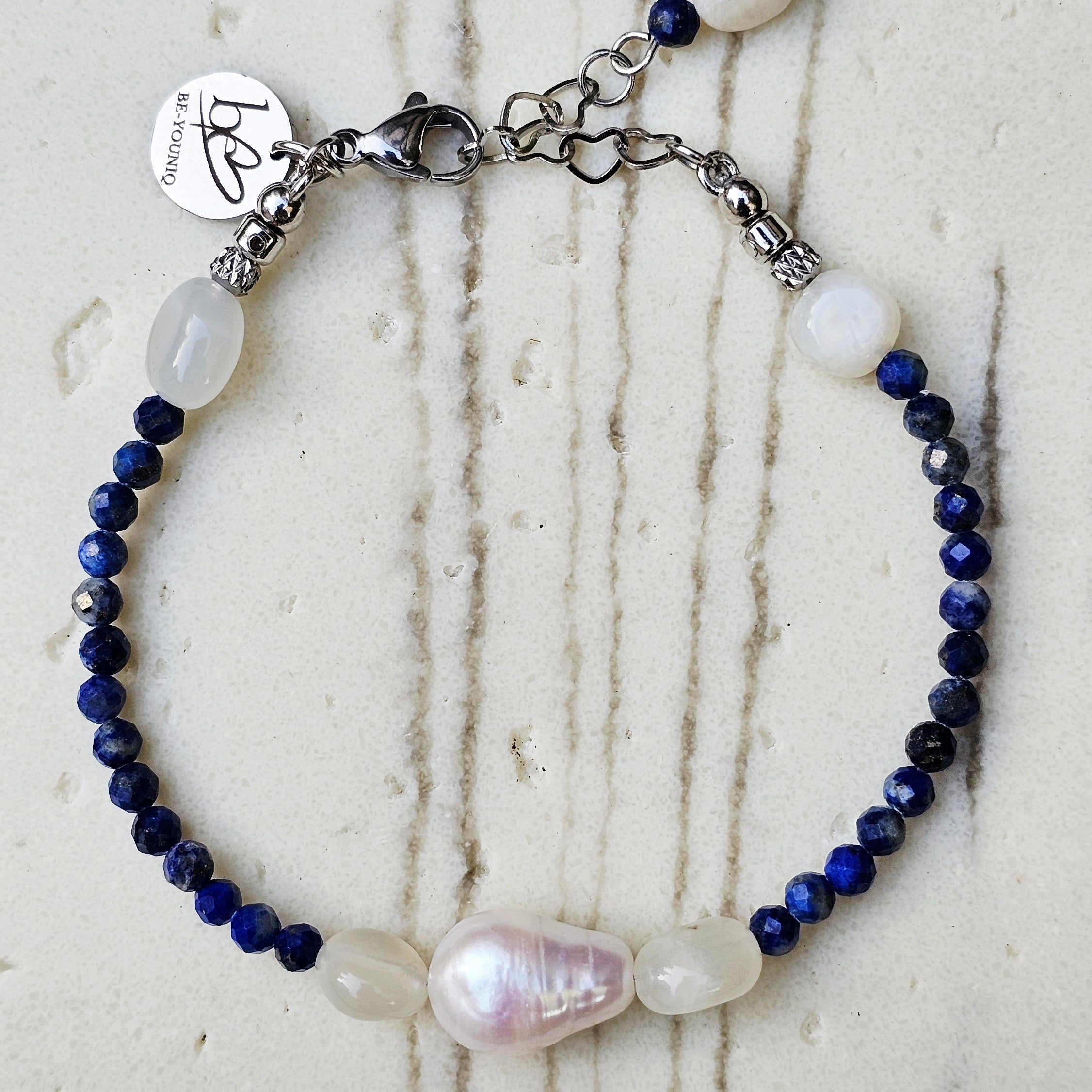Handgefertigtes Edelstein Armband mit Lapislazuli, Mondstein und Süßwasserperlen – Sea Breeze Cobalt von BE-Youniq.