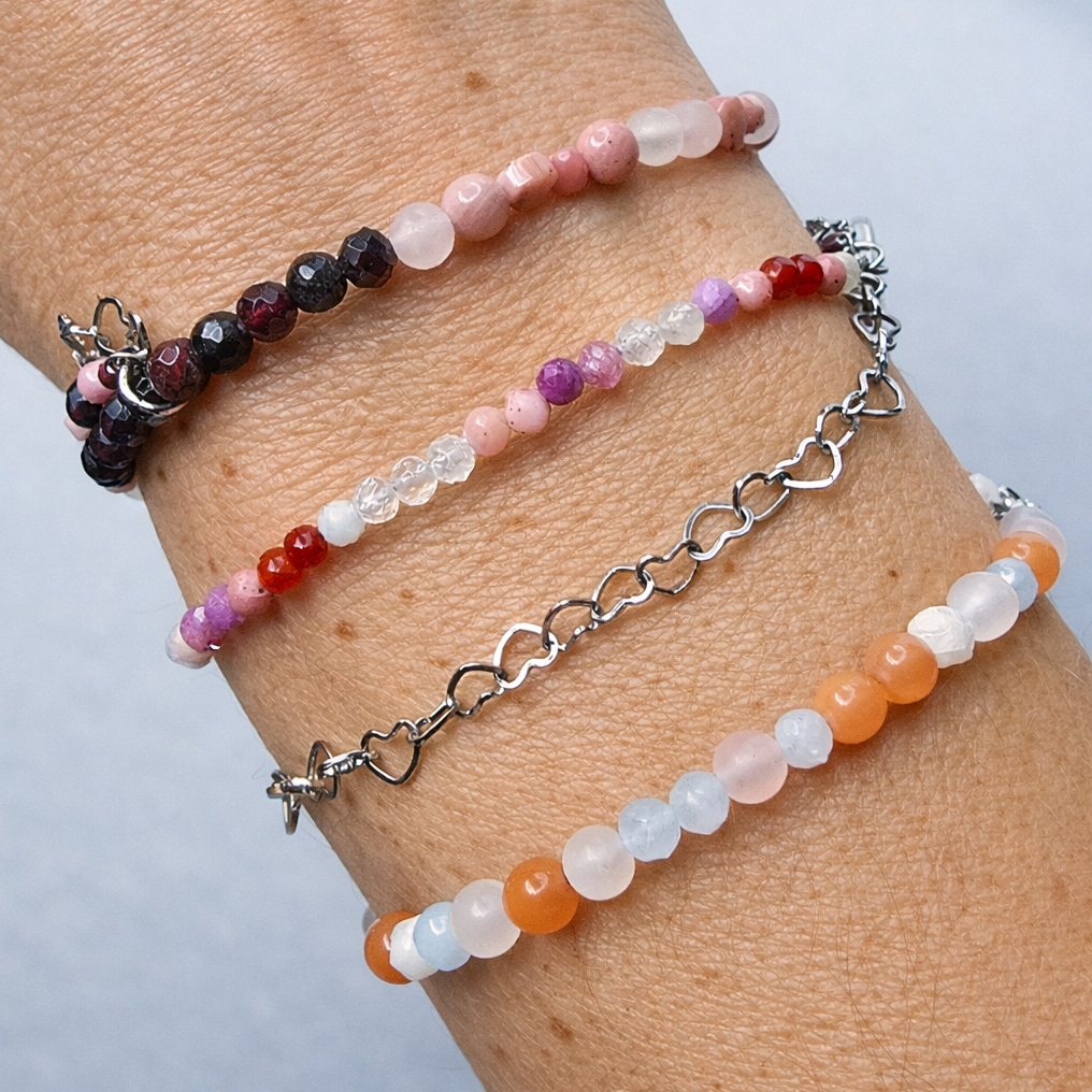 Handgefertigtes Edelsteinarmband-Set mit Rosenquarz, Mondstein, Morganit, Rhodonit und Rubin am Handgelenk.