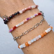 Handgefertigtes Edelsteinarmband-Set mit Rosenquarz, Mondstein, Morganit, Rhodonit und Rubin am Handgelenk.
