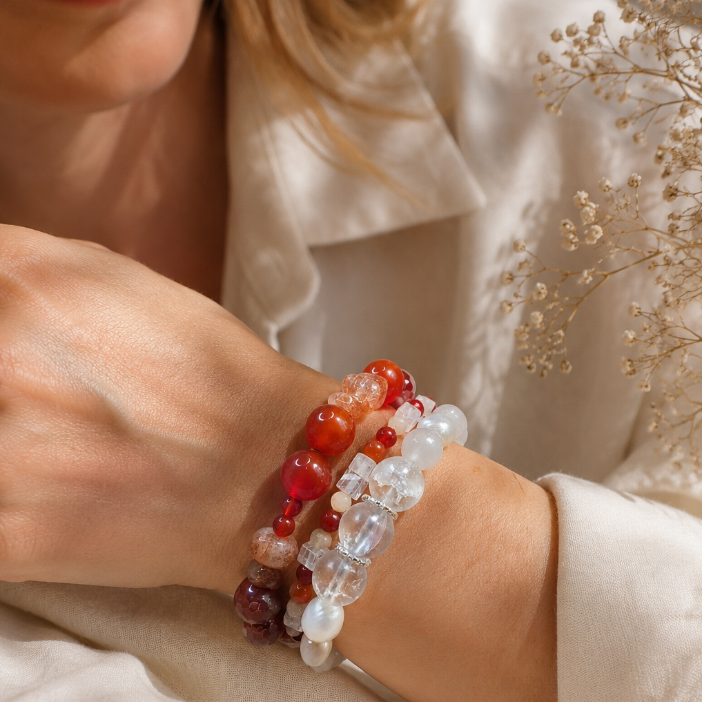 Handgefertigtes Edelsteinarmband Amber Moon mit rotem Achat, Sonnenstein, Mondstein und Süßwasserperlen – BE.Youniq