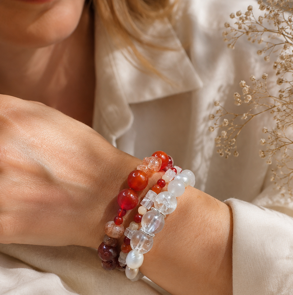 Handgefertigtes Edelsteinarmband Amber Moon mit rotem Achat, Sonnenstein, Mondstein und Süßwasserperlen – BE.Youniq