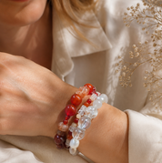 Handgefertigtes Armband Amber Moon: roter Achat, Sonnenstein und Süßwasserperlen sowie weitere Edelsteine