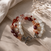 Handgefertigtes Edelsteinarmband Amber Moon mit rotem Achat, Sonnenstein, Mondstein und Süßwasserperlen – BE.Youniq