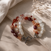 Amber Moon – dreireihiges Statement-Armband für Damen: roter Achat, Sonnenstein und Süßwasserperlen sowie weitere Edelsteine