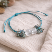 Handgefertigtes Edelsteinarmband „Crystal Lagoon“ mit Bergkristall, Amazonit und Fluorit in frischen Aqua- und Kristalltönen, minimalistischer Edelsteinschmuck.