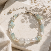 Ocean Pearl – handgefertigtes Edelsteinarmband: Aquamarin, Bergkristall und Süßwasserperlen