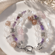 Dreireihiges Statement-Armband Rosé Glow: Rosenquarz, Bergkristall und Mondstein sowie weitere Edelsteine