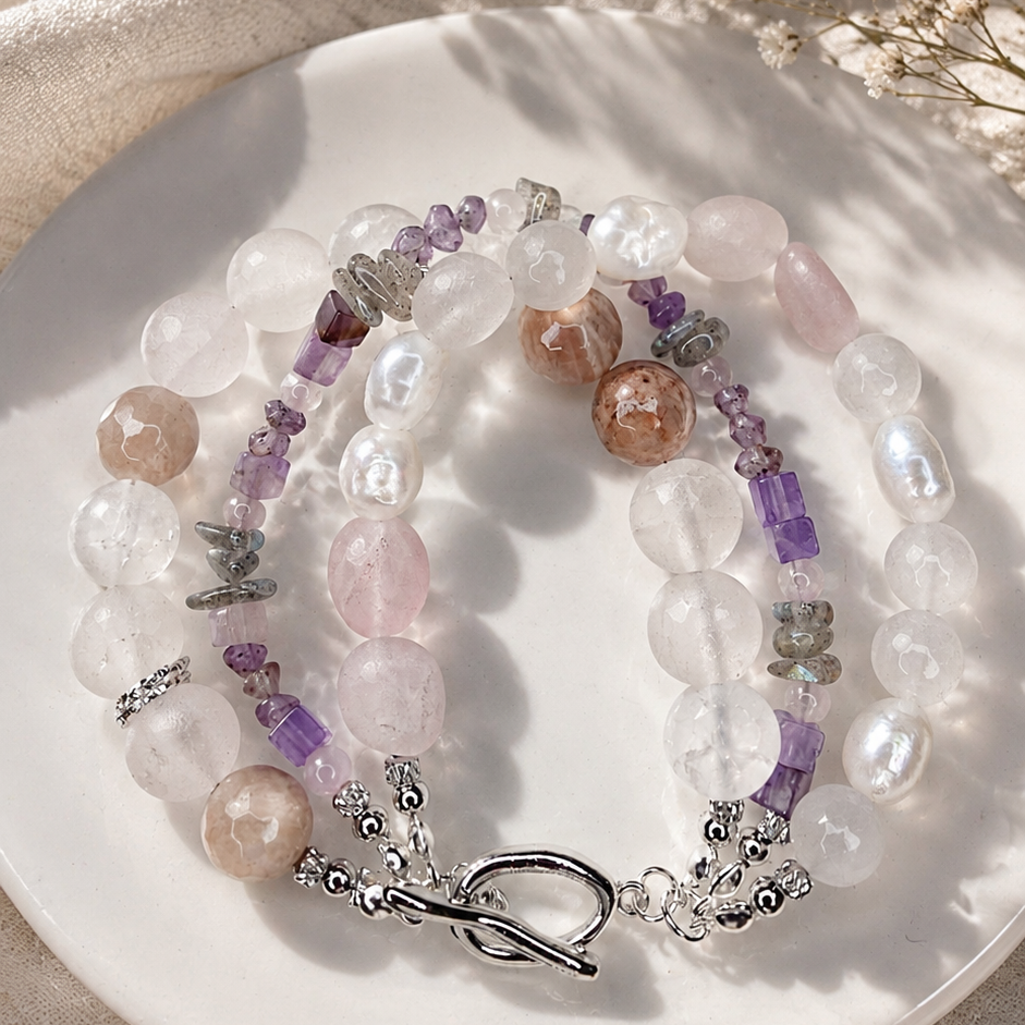 Handgefertigtes Edelsteinarmband Rosé Glow auf hellem Untergrund – BE.Youniq Schmuck aus Österreich