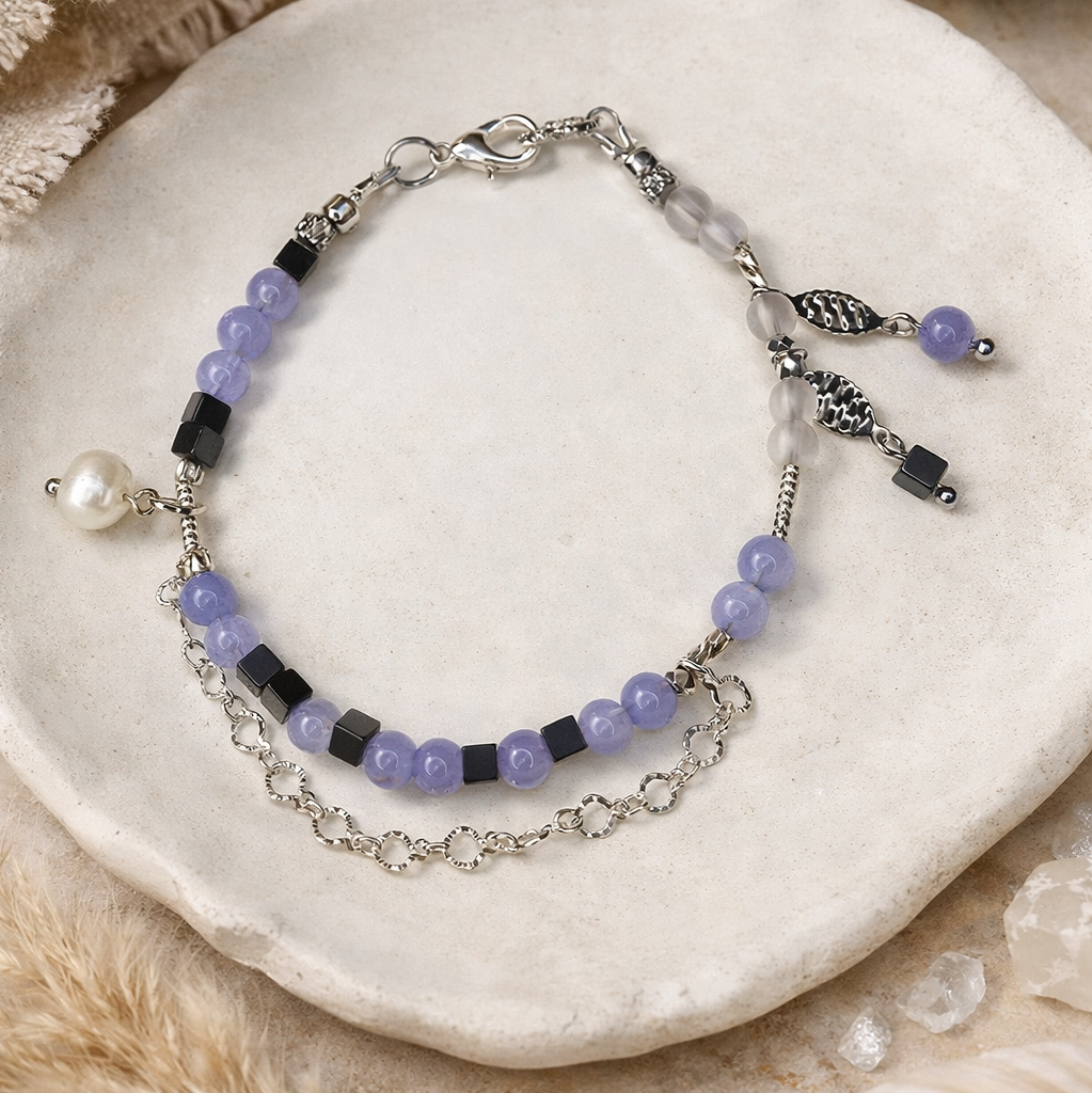 Handgefertigtes Edelsteinarmband „Sea & Spirit | Anchor“ mit Aquamarin, Hämatit und Bergkristall, Edelstahlkette und Perlenakzent auf hellem Leinen.