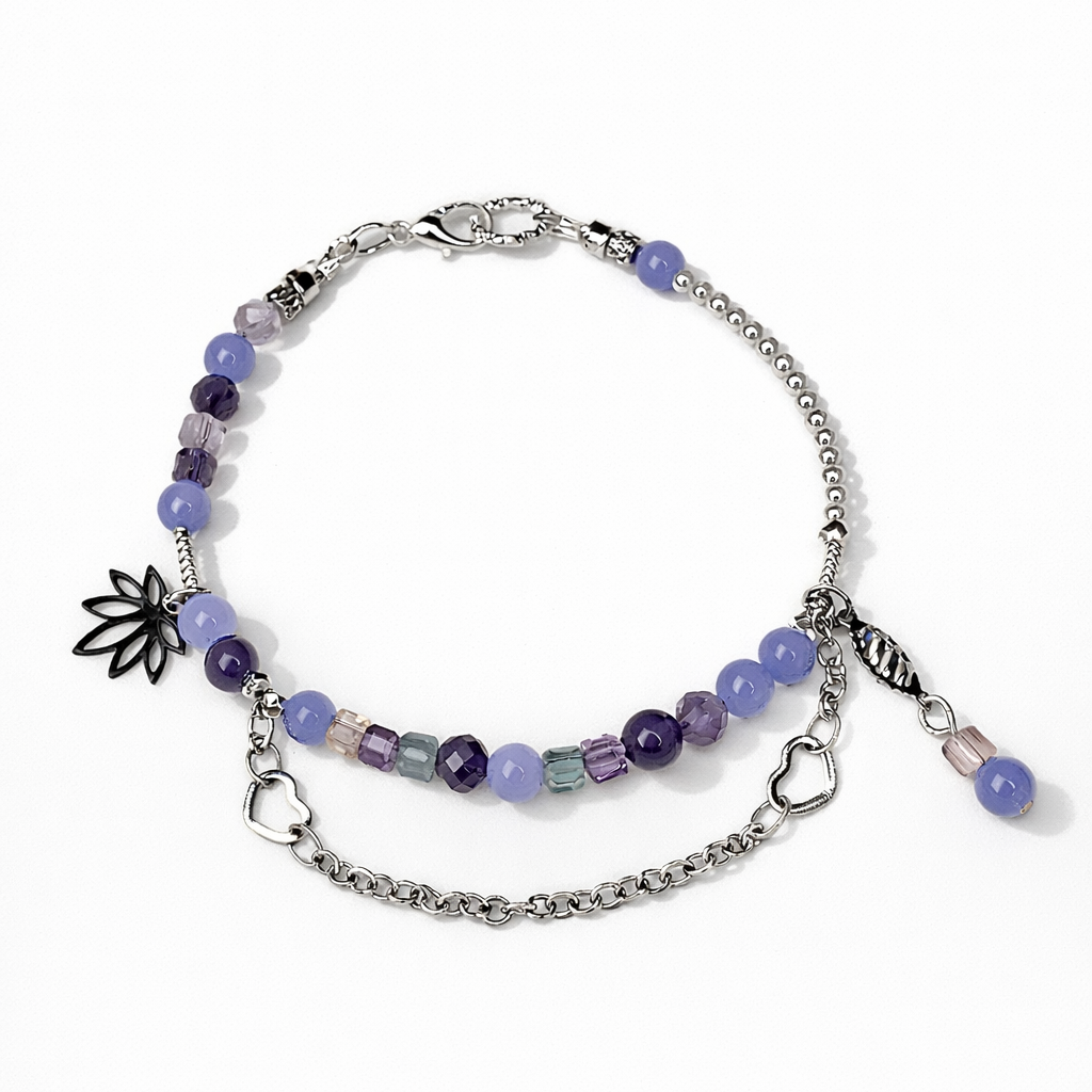 Handgefertigtes Edelsteinarmband „Sea & Spirit Pearl“ mit Aquamarin, Amethyst, Fluorit und weißen Glasperlen auf reinweißem Hintergrund mit sanftem Schatten, minimalistisch und hochwertig fotografiert.