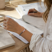 Handgefertigtes Edelsteinarmband mit Apatit, Rosenquarz & Pyrit aus Österreich. Natürlicher Heilstein-Schmuck für Damen – limitiert, einzigartig & stilvoll verpackt. 