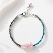 Handgefertigtes Edelsteinarmband mit Apatit, Rosenquarz und Pyrit aus Österreich – Sea Breeze Manifest von BE-Youniq