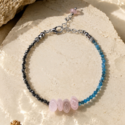 Handgefertigtes Edelsteinarmband mit Apatit, Rosenquarz und Pyrit aus Österreich – Sea Breeze Manifest von BE-Youniq