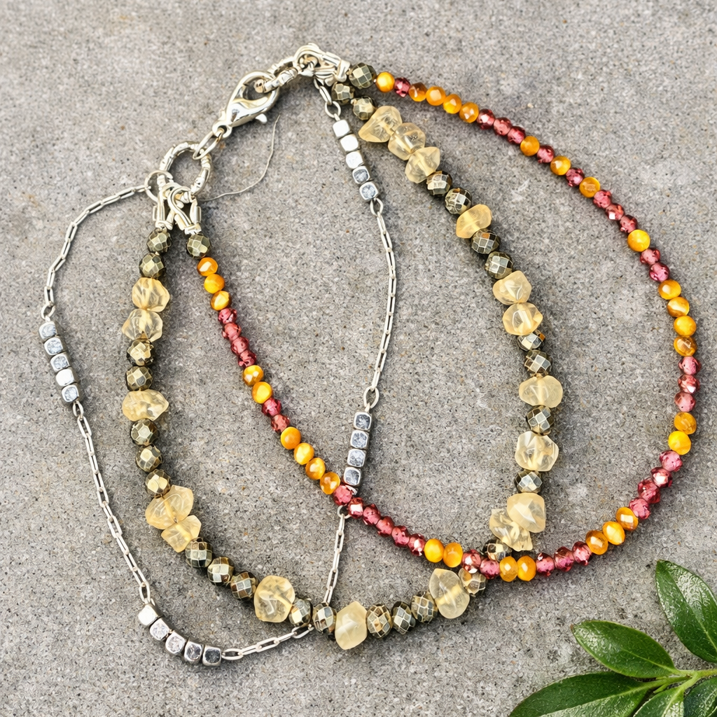 Handgefertigtes Edelsteinarmband mit Citrin, Pyrit, Granat & Tigerauge: kraftvolle Stein-Kombi für Fülle, Schutz, Erdung und Klarheit.