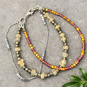 Handgefertigtes Edelsteinarmband mit Citrin, Pyrit, Granat & Tigerauge: kraftvolle Stein-Kombi für Fülle, Schutz, Erdung und Klarheit.