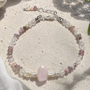 Handgefertigtes Edelsteinarmband mit Fluorit, Pink Botswana Achat, Süßwasserperlen und Amethyst – Sea Breeze Seraphine von BE.Youniq