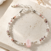 Handgefertigtes Edelsteinarmband mit Fluorit, Pink Botswana Achat, Süßwasserperlen und Amethyst – Sea Breeze Seraphine von BE.Youniq