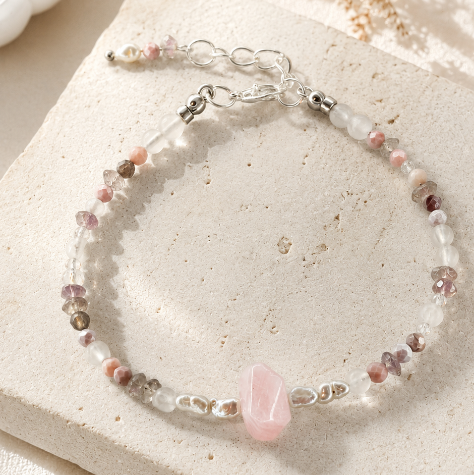 Handgefertigtes Edelsteinarmband mit Fluorit, Pink Botswana Achat, Süßwasserperlen und Amethyst – Sea Breeze Seraphine von BE.Youniq