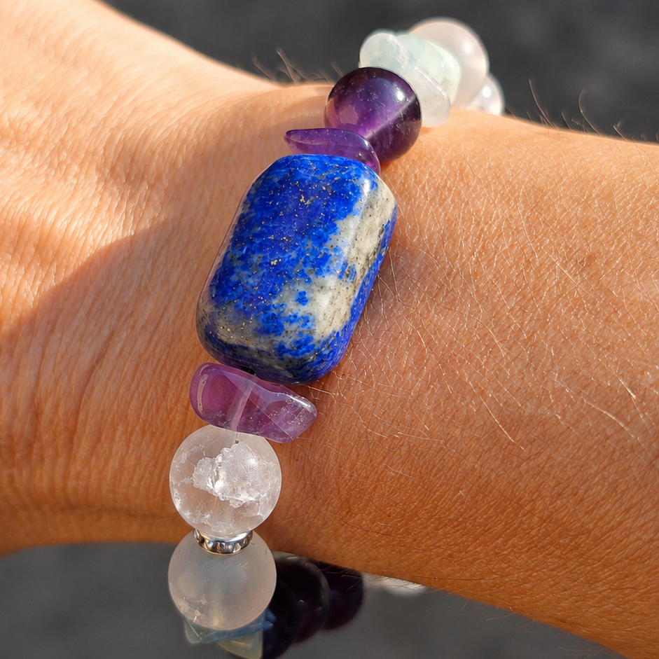 Handgefertigtes Edelsteinarmband mit Lapislazuli, Bergkristall, Aquamarin & Amethyst. Einzigartiges Unikat, 
