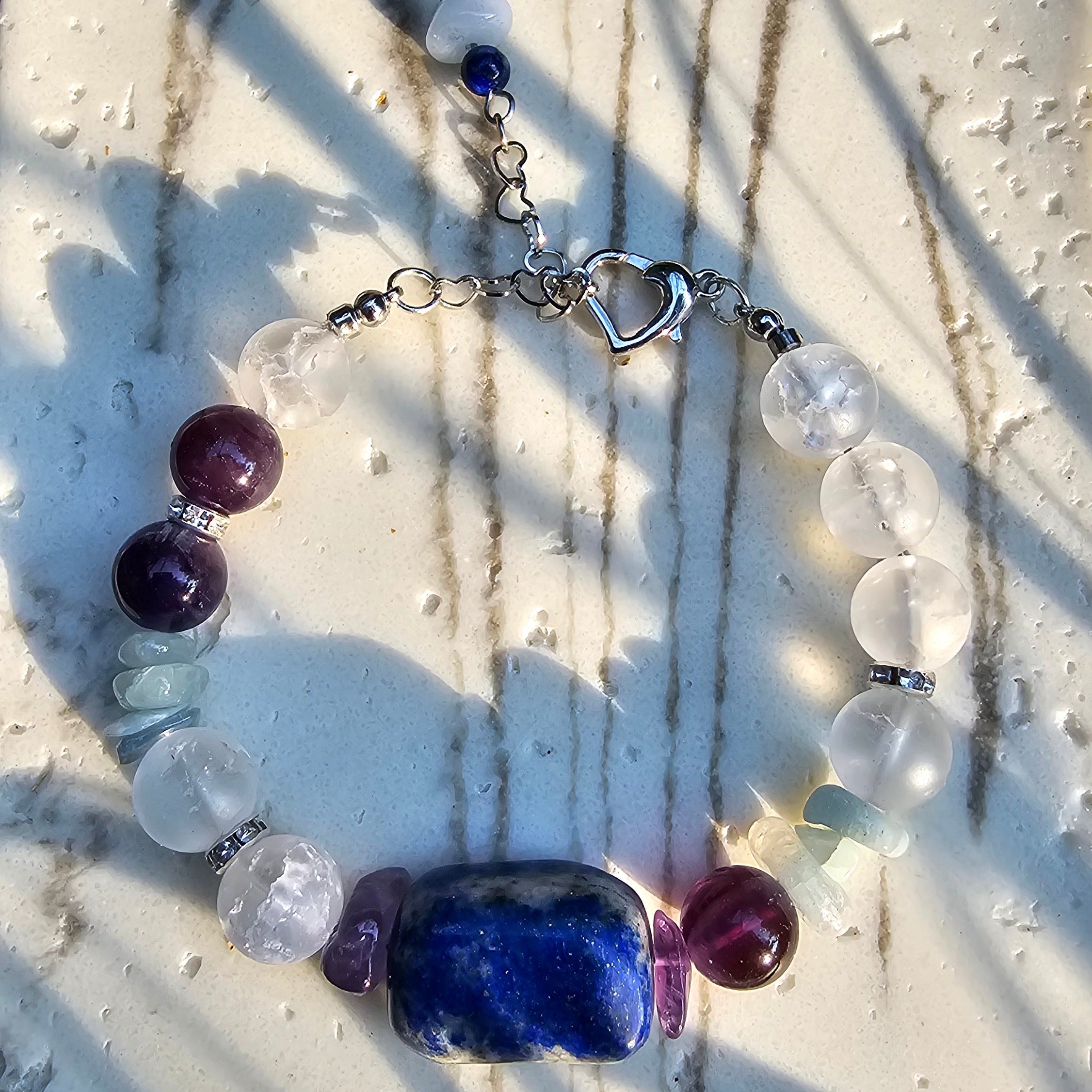Handgefertigtes Edelsteinarmband mit Lapislazuli, Bergkristall, Aquamarin und Amethyst aus echten Natursteinen.