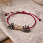 Handgefertigtes Edelsteinarmband mit Mondstein, Rauchquarz, Fluorit und Granat. Lunar Harmony vereint Intuition, Schutz und Energie – einzigartig gefertigt in Österreich.