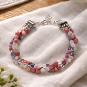 Handgefertigtes Edelsteinarmband mit Rhodonit, Rosenquarz und Fluorit in sanften Rosé- und Lilatönen, zartes Design für Balance, Klarheit und Herzenergie