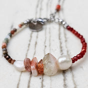 Handgefertigtes Edelsteinarmband mit Sonnenstein, rotem Achat, Mondstein, Fluorit und Süßwasserperlen