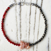 Handgefertigtes Edelsteinarmband mit Sonnenstein, rotem Achat und Pyrit