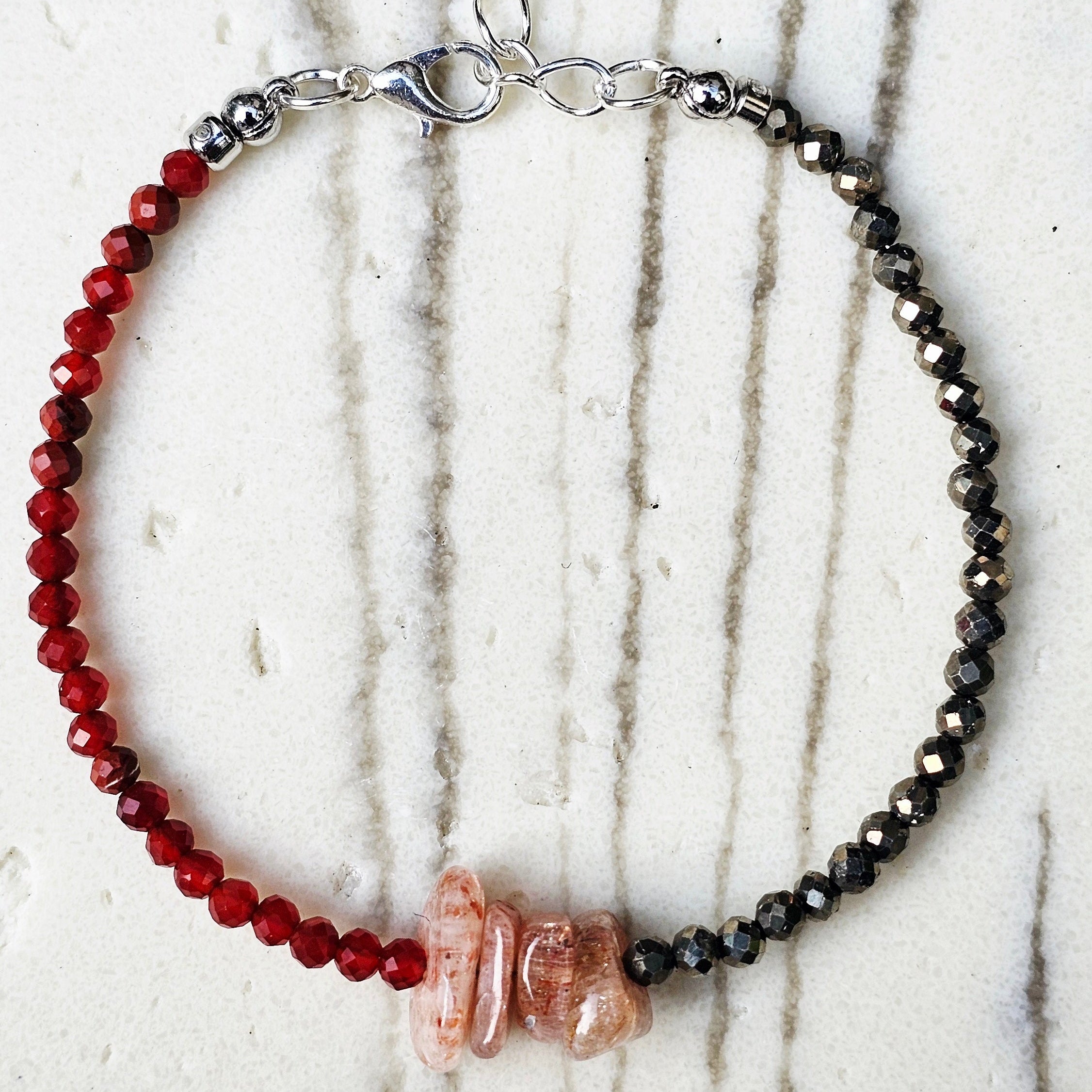 Handgefertigtes Edelsteinarmband mit Sonnenstein, rotem Achat und Pyrit
