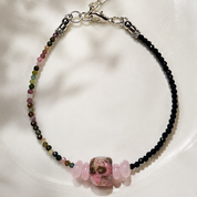 Handgefertigtes Edelsteinarmband mit Turmalin und Madagaskar Rosenquarz in Rosa – Sea Breeze Blush von BE-Youniq
