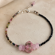 Handgefertigtes Edelsteinarmband mit Turmalin und Madagaskar Rosenquarz in Rosa – Sea Breeze Blush von BE-Youniq