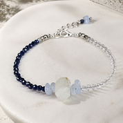 Handgefertigtes Edelsteinarmband mit blauem Spinell, Opal, Aquamarin und Fluorit – Sea Breeze Harmony von BE-Youniq