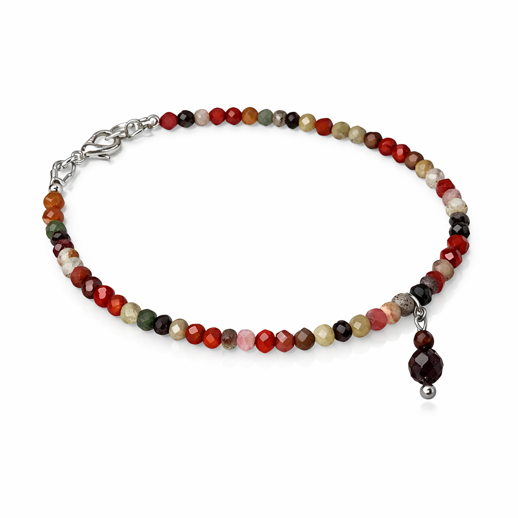 Handgefertigtes Edelsteinarmband mit facettierten, multicolor Perlen und silbernem Karabinerverschluss, mit Granat-Anhänger, freigestellt auf weißem Hintergrund.