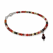 Handgefertigtes Edelsteinarmband mit facettierten, multicolor Perlen und silbernem Karabinerverschluss, mit Granat-Anhänger, freigestellt auf weißem Hintergrund.