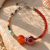 Handgefertigtes Naturstein-Armband mit Alashan Achat, rotem Achat & rotem Jaspis. Einzigartiges Unikat von BE-YOUNIQ – Stärke, Erdung & Stil in einem.