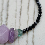 Handgefertigtes Naturstein-Armband mit Pyrit, Onyx, Kunzit, Fluorit & Amethyst. Einzigartiges Unikat aus Österreich – Stärke, Klarheit und Eleganz in einem. 