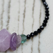 Handgefertigtes Naturstein-Armband mit Pyrit, Onyx, Kunzit, Fluorit & Amethyst. Einzigartiges Unikat aus Österreich – Stärke, Klarheit und Eleganz in einem. 