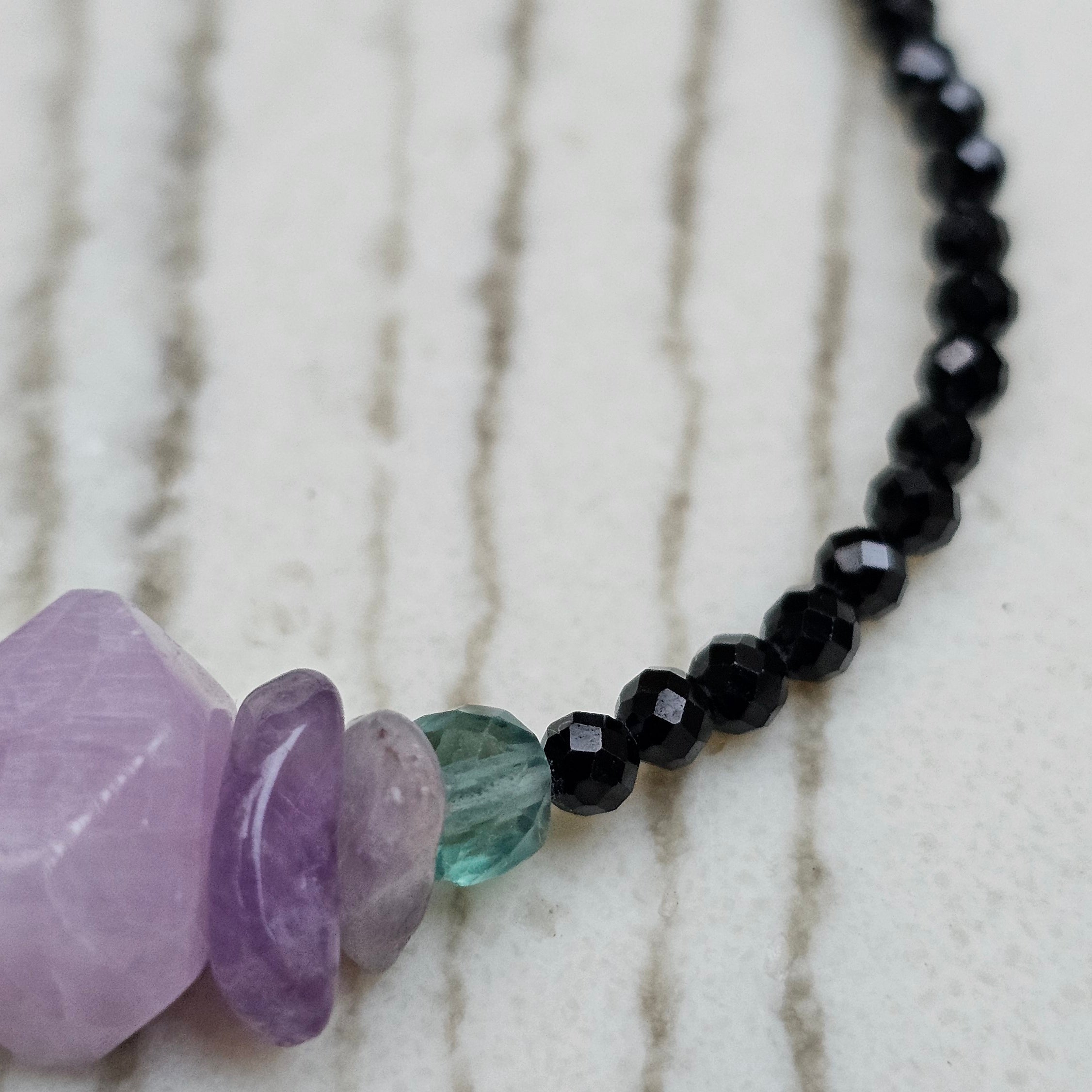 Handgefertigtes Naturstein-Armband mit Pyrit, Onyx, Kunzit, Fluorit & Amethyst. Einzigartiges Unikat aus Österreich – Stärke, Klarheit und Eleganz in einem. 