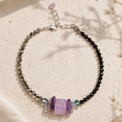 Handgefertigtes Naturstein-Armband mit Pyrit, Onyx, Kunzit, Fluorit und Amethyst – Sea Breeze Mirage von BE-YOUNIQ
