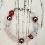 Handgefertigtes Natursteinarmband Rose Horizon – Rosenquarz, roter Achat, Bergkristall & Aquamarin in zartem Rosa und Blau