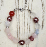 Handgefertigtes Natursteinarmband Rose Horizon – Rosenquarz, roter Achat, Bergkristall & Aquamarin in zartem Rosa und Blau