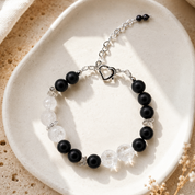 Handgefertigtes Onyx Armband mit Bergkristall und Labradorit auf heller Steinoberfläche – Nordic Soul Edelsteinarmband für Damen von BE-Youniq.