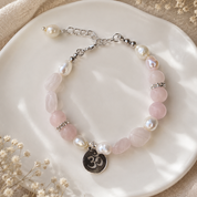 Rose Aura – handgefertigtes Edelsteinarmband: Rosenquarz und Süßwasserperlen