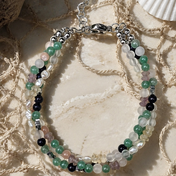 Handgefertigtes Soul Harmony Armband mit 7 Edelsteinen: Aventurin, Hämatit, Blauer Sandstein, Amethyst, Rosenquarz, Citrin & Süßwasserperlen. Natürlich & einzigartig.