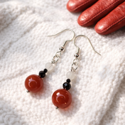 Handgemachte Edelstein-Ohrringe mit Rosenquarz, Bergkristall, Mondstein & Granat. Zart, klar und kraftvoll – leicht zu tragen, ideal für Alltag & besondere Momente.