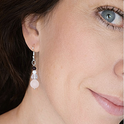 Handgemachte Edelstein-Ohrringe mit Rosenquarz, Bergkristall, Mondstein und Granat